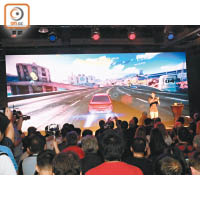 發布會中主持即席以新手機配合WiGig Dock玩賽車遊戲。