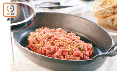 牛肉他他<br>嫩滑牛肉配微酸的乾番茄和酸豆等，是現時法國小酒館的流行吃法。