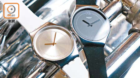（左）SKINDOREE銀色錶盤配白色錶帶腕錶 $1,240<br>（右）SKINALLIAGE黑色磨沙錶盤配黑色絲絨錶帶腕錶 $1,240