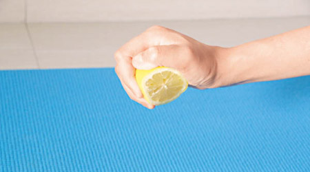 在瑜伽墊表面擠上檸檬汁，既能防菌，又能帶出一陣芳香的氣味。