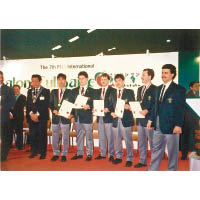 他（右三）在1990年參加第七屆FHA International Salon Culinaire Singapore比賽，以法式小甜點奪得金獎殊榮。