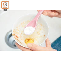 法寶2：麵粉<br>麵粉具有吸油能力，可把1茶匙過期或用剩的麵粉加落洗碗水，混和後用來清洗碗碟，再用清水沖一遍，碗碟就會變得閃閃令！