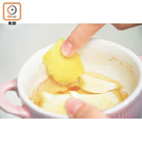 法寶3：檸檬皮<br>萬能的檸檬皮既能辟走異味，亦有去油除污的能力！在洗碗水中加入幾片檸檬皮，不但可把碗碟洗得白白淨淨，更會散發出天然香氣。