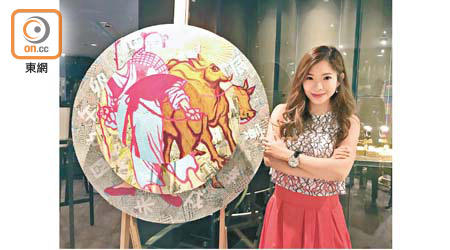 本地藝術家Samantha Li設計的P on P「天干地支」腕錶系列，以其身旁的相中畫作品《時移勢易》為設計靈感。