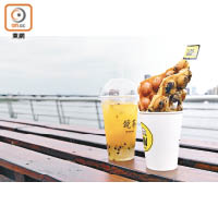 河邊有站立式長桌，讓人在河岸邊食特色OREO麻糬雞蛋仔，邊聊東聊西，售NT$100（約HK$26）。