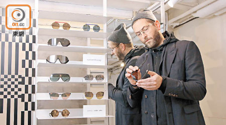 MYKITA創意總監Moritz Krueger展示最新的LESSRIM眼鏡系列。