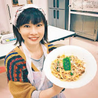 為了可以經常回味日本料理的滋味，旅行時她會爭取機會到當地上烹飪班，製成品也有板有眼。
