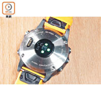配備腕式心率感測器及易拆式矽膠錶帶。