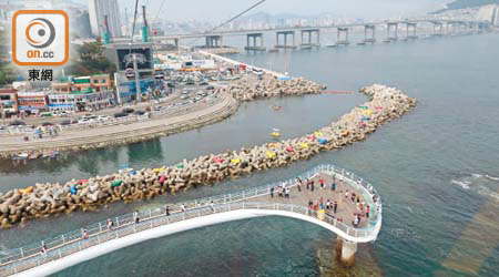 全長達365米的松島天空步道，訪客可寫意看海兼遠眺南港大橋等景色。