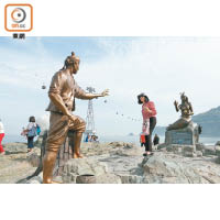漁夫和人魚銅像取材自當地傳說的一對主角。