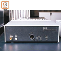 CD Box DS2T設有光纖、同軸及AES/EBU輸出插口，以便接駁不同解碼器。
