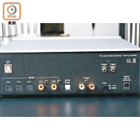 解碼器設有USB、3組光纖及2組同軸輸入插口，可接駁電腦、CD轉盤及擴音機。