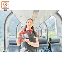 在列車上可用電話程式收聽沿途景點介紹，不懂的話可找服務員幫忙。