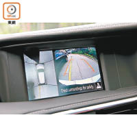 啟動泊車輔助功能後，中控台上的7吋屏幕會顯示由AVM 360度環視泊車鏡頭擷取的即時影像及聲音提示。