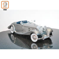 500K Roadster W29<br>仿照1934年推出、代號為W29的經典500K Roadster打造，造工精巧，尤其是全車內外皆十分細緻，由Maisto為Mercedes-Benz打造。<br>售價：$860