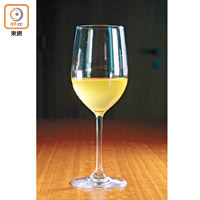 經過天然發酵的Pineapple Wine，可用白酒杯來品嘗，有效保留香氣，飲起來果香馥郁。