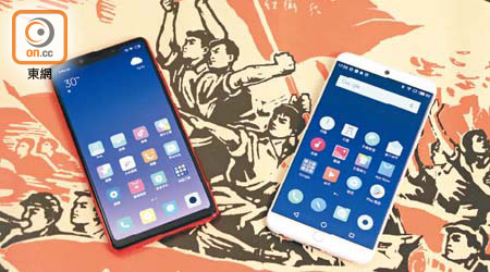 小米8 SE採用M字額屏幕，外形有幾分iPhone X影子。售價：$3,000/左（a）<br>Meizu 15由魅族創辦人黄章親自設計，陶瓷白色相當討好。售價：$3,099/右（b）