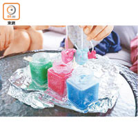 將蠟燭放入顏色蠟漿中上色，形成一層層薄膜，了解珍珠形成過程。