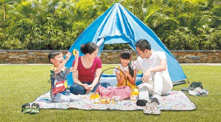 全新主題的夏令營，讓一家大小於市區的酒店園林享受野餐及露營。