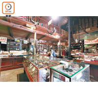商店中以這家收藏了多款煙斗和墨西哥雪茄的Racine & Laramie Tobacconist小店最為特別。