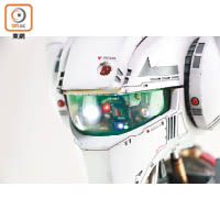 活用LED和光纖導引技術，令VF-1S眼罩各鏡頭能有序地閃爍。