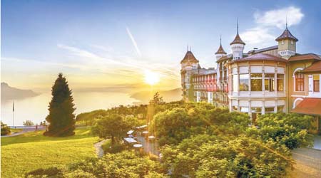 瑞士酒店管理大學Swiss Hotel Management School（SHMS）由有逾百年歷史的王宮酒店改建而成，唯一被命名為「瑞士酒店管理大學」。