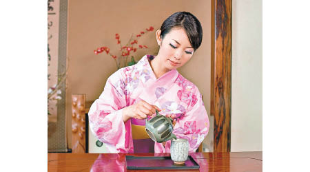 學員修讀「日本研究高級文憑」，有機會體驗日本傳統文化活動如茶道。