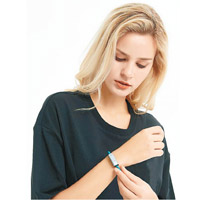 NILS充電線能夠變成手帶，扣在手腕即成潮物。