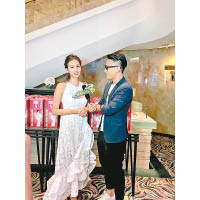 何傲兒與在現場拍攝花絮的廣東省珠江台節目《娛樂沒有圈》的主播分享領獎感受。