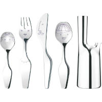 Georg Jensen Alfredo Collection<br>金屬物料的兒童餐具，設計師親手繪製有趣的一家人面容。