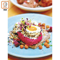 Dukkah Rolled Egg with Beetroot Hummus賣相一流，售NZ$18.5（約HK$98）。