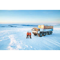 行程安排乘坐八輪冰川專用車風馳於朗格冰原。