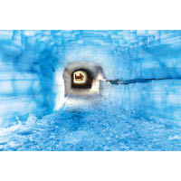嚮導會帶領進入由人工開鑿的冰川隧道，深入朗格冰原藍冰洞，感受不可思議之自然美。