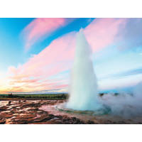史扎托克間歇噴泉可噴出高達20米的溫水。