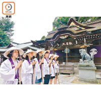 在「四國遍路」的體驗中，學生換上巡禮的裝束，登上八栗寺，感受當地信徒對宗教的堅持。
