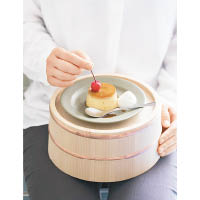 熱海布甸Café 2nd的一大特色，是以風呂桶化成餐具。