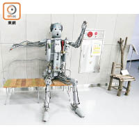 廢棄機械零件可以再利用製成機械人藝術品。