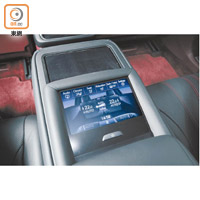 透過後排手枕上附設的輕觸操控屏，可調控影音系統、車廂溫度、坐姿、按摩程式、蔽光簾及燈光等。