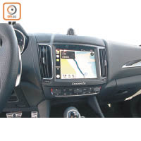 中控台的8.4吋屏幕對應Maserati Touch Control Plus多媒體娛樂系統，兼容Apple CarPlay、藍牙及導航功能。