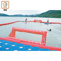 充氣式直立板水球場面積約20×25米，需要設置於平靜的海面上。