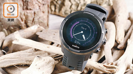 錶身用上不銹鋼錶圈及合成藍寶石鏡面材質，耐用度高。<br>售價：$6,090