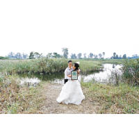 阿基曾於南生圍拍攝婚紗照，那時他拿着一張印有保衞郊野公園群組Logo的照片，只因覺得保育與結婚同屬人生大事。