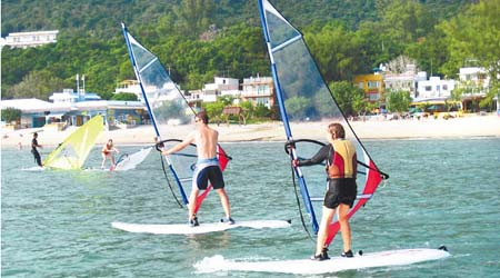 場地提供的水上活動類型眾多，更是香港首間國際風箏衝浪中心，想玩得更專業可參加不同的課程。