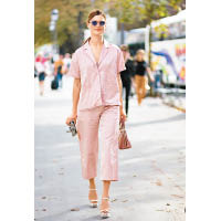 粉色睡衣套裝夠Hea夠舒適，只要配搭襯色的太陽眼鏡、手袋及高踭涼鞋，便能趕走街坊感覺，潮味大增。