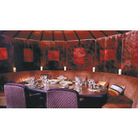 用餐區擁有猶如星級餐廳的格調，可供多人共進晚餐。