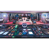 控制室配備先進的航海設備，裝潢既前衞又科幻。