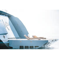 翻開船尾的水上平台，可供水上活動或曬太陽之用。