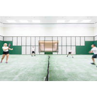 板網球場貫通遊艇兩層，足足有20×10×6.65米咁大，4人切磋球技冇難度。