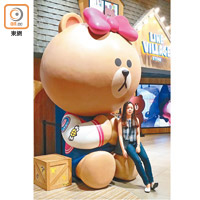 位於商店前的的超巨型Sawadee熊美是打卡熱點，大家搶住先影為敬。