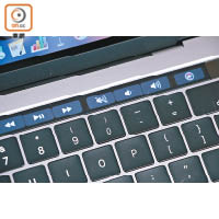 鍵盤上方設有Touch Bar，會因應不同工作而切換圖示。